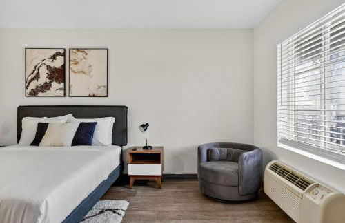 Bright modern studio featuring full kitchenette - Photo 2