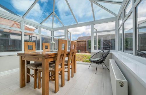 Charming House with Free Parking - Photo 30