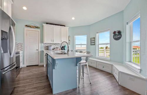 Steps to the Beach | Tiki Bar Fun | Epic Bay Views | Sleeps 8 - Foto 13