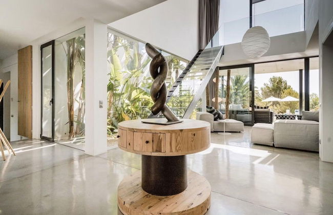 Modern Villa With Minimalistic Decor - Photo 20