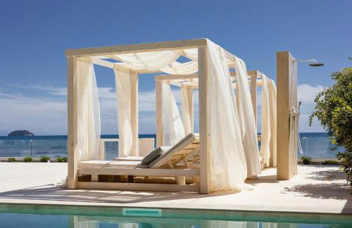 Salty Angel Sea Front Villa - Photo 31