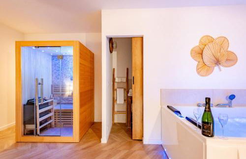 Suite Bali de 45m2 - Idéal couple - Chambre séparée - Jacuzzi baignoire balnéo - Sauna - Clim réversible - Netflix - Piscine accès partagé avec la petite copro - Bouteille de champagne offerte dès 2 nuits - Foto 1