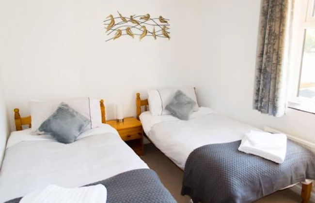 Host Stay Quayside Cottage - Photo 5