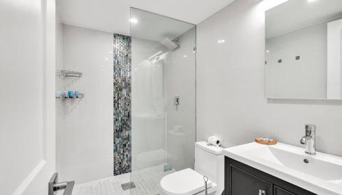 Stylish Retreat with Free Parking Great Location - Photo 4