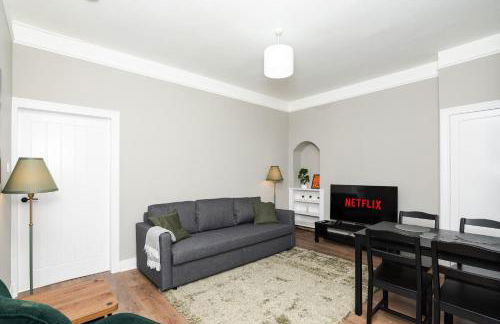 2 Bedroom Flat - Free Parking - by Holiday Homes - Foto 30