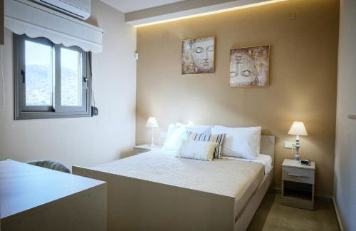 Secluded Luxury Villa w Jacuzzi & Stunning Views - Photo 22