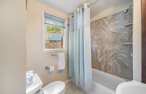 Family Lakefront Adventure House 3BR wFirepit & Scenic - Foto 53