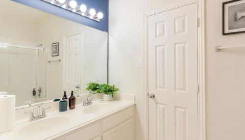 Entire Home 3BR Hidden Gem Getaway with Level 2 EV Charger, Central Location - Foto 5