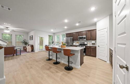 Luxurious 4 Bed Duplex Getaway! - Photo 12