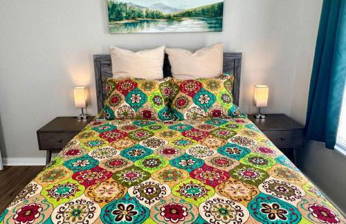 Bright & Airy 2BR 1BA Home Near The Riverfront - Foto 12