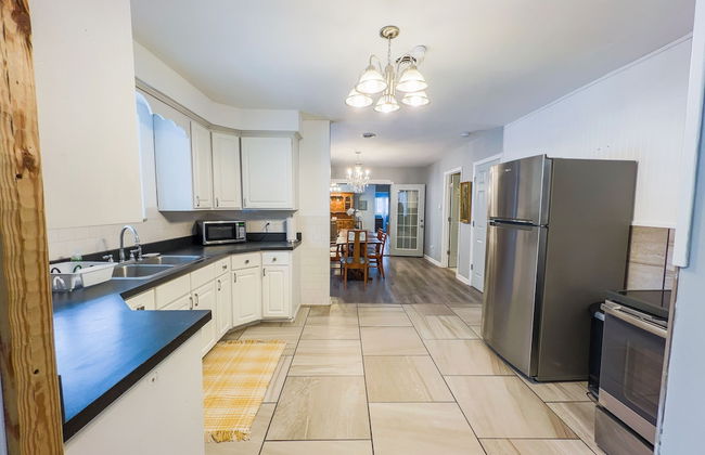 The Stone Castle - With Private Yard & Parking, Near Falls & Casino by Niagara Hospitality - Foto 15