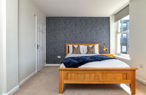 Central comfort and explore nearby cafes - Photo 12