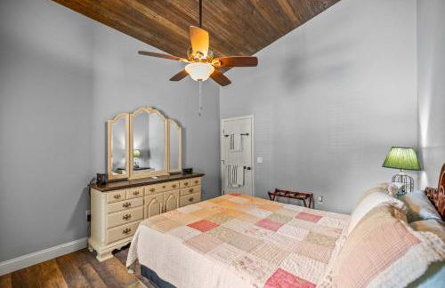 Tranquil Suite with Porch Less Than 2 Mi to Cedar Lakes! - Foto 14