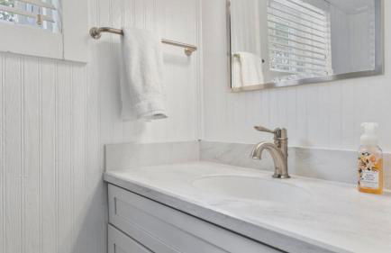 Experience comfort at Andrea Bluff Cottage, a 3-bedroom home in Harbor Springs. - Foto 16