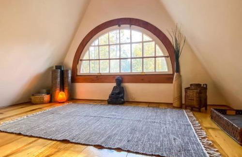 Wildland Zen Den Tiny House Retreat with Fireplace Grill AC Hammock Record Player Musical Instruments Pets OK - Foto 5