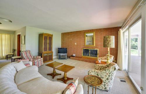 Fifties Beaufort Home with Patio, On Newport River! - Foto 3