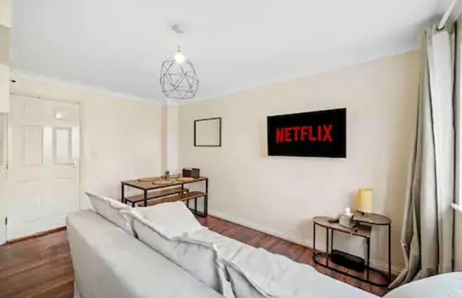 4 bed Townhouse- Free Parking - Photo 16