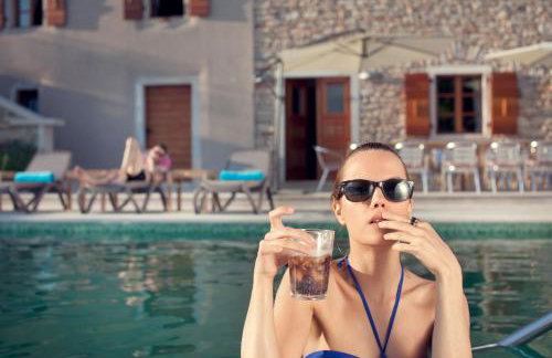 Villa Poropati, Grožnjan, Istria - Luxury Countryside Estate for up to 19 persons - Large pool of 80m2 with kids section - Foto 9