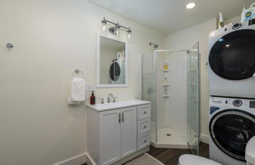 New Riverfront Home with Mtn Views - Foto 13