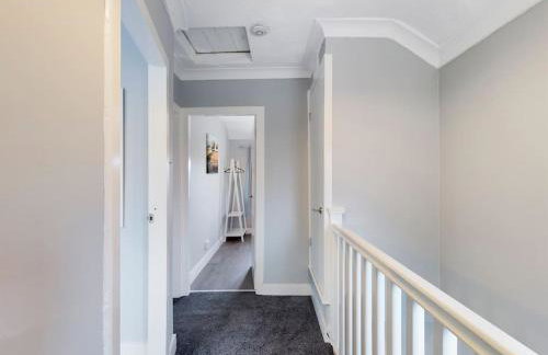 Stunning Family Home with Comfortable Surroundings by Our Home Short Stays ideally situated within Greater Manchester - Photo 24