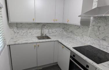 Fantastic 3-Bedroom House in Crawley - 10 mins from Gatwick - Foto 18