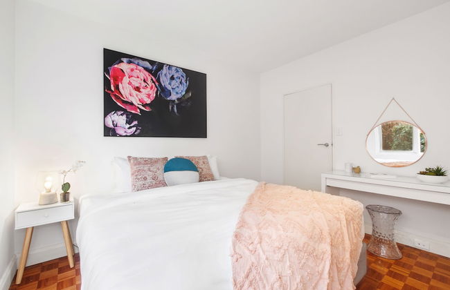 Balcony Retreat Apartment by Ready Set Host - Foto 7