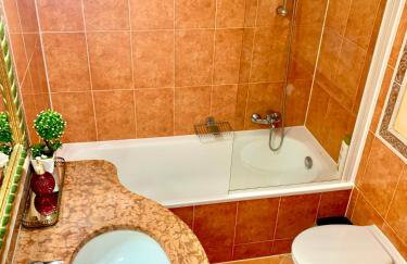 ÁTICO DELUXE entre CENTRO y PLAYA Salinas con TERRAZA, WIFI, PISCINA climatizada, GYM, SAUNA y GARAJE -Smart TV - Foto 13