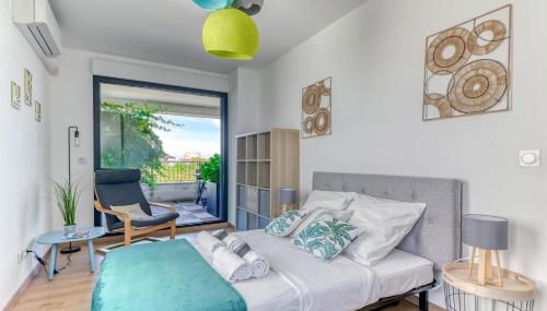 GuestReady - Chic Stay with Jacuzzi and Parking - Photo 5