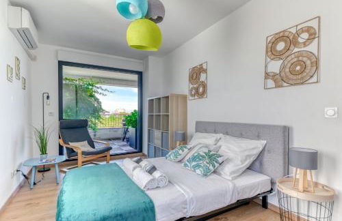 GuestReady - Chic Stay with Jacuzzi and Parking - Photo 5