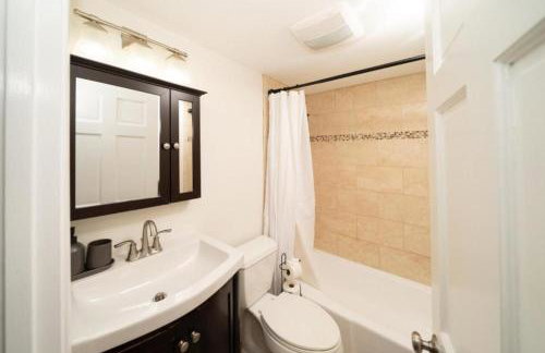 988 - 2 4BR Boston Cozy Getaway near Geneva Cliffs - Foto 10