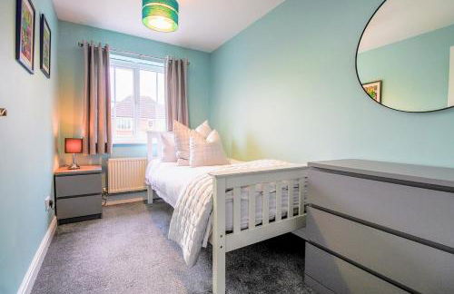 Grange House - Sleeps 6 - Driveway parking, Self-Check-In, Fast Wifi and Sky TV by Yoko Property - Photo 12