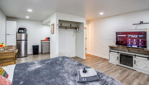 Newly Renovated Bright Studio - Photo 4