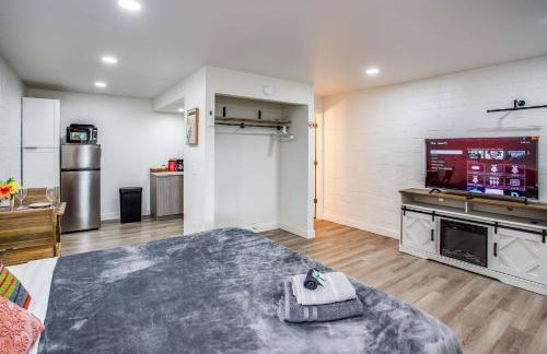 Newly Renovated Bright Studio - Photo 4