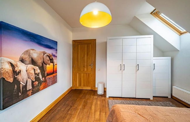 Luxurious Amber Villa With Private Pool and Garden Views - Photo 8