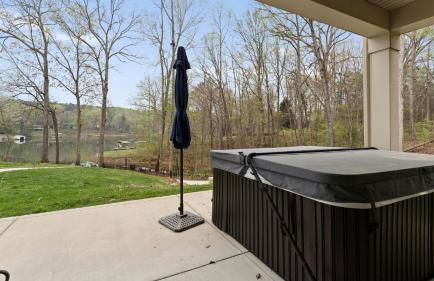 Sleeps 22, Lakefront w/ Private Dock & Pool, 2 Houses Lake Living by Avantstay - Foto 28