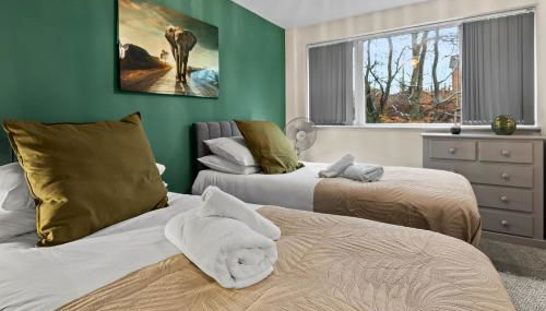 Forest View- Oasis Mural -Didsbury Zen Sleeps 10 - Foto 2, wardrobe