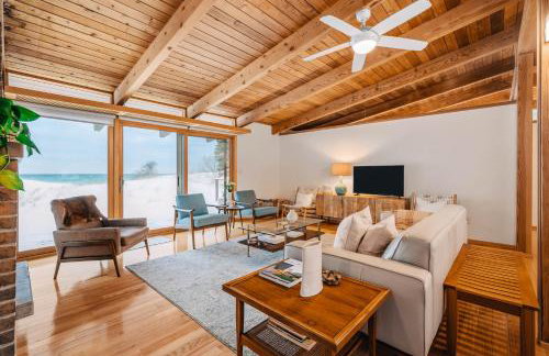 Midcentury home, private beach. large great room - Foto 17