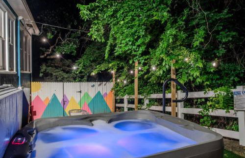 The Bluebird Cottage Style Cabin with Hot Tub near Turner Falls and Casinos - Foto 1