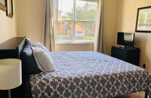 Spacious 4 BR Townhouse with 2 King Size Master Bedrooms, 3 miles to Disney, Free WiFi and Free Parking - Foto 6