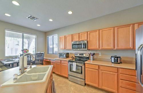 Inviting Surprise Home with Private Pool Near Golf! - Foto 8