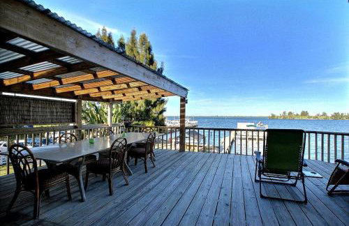 Beautifully Decorated Waterfront Chalet Rental in Grant, Florida - Photo 10