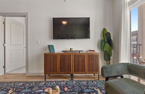 Polished Contemporary 2BR 2BA Private Balcony - Foto 32