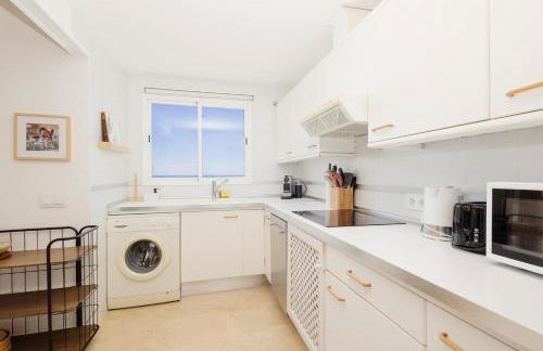 Modern beachside Penthouse with amazing sea views in Costabella, Marbella - Photo 11