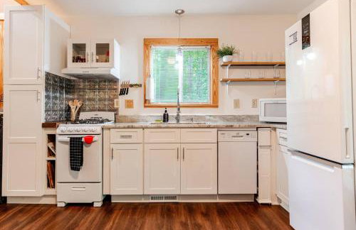 Romantic Cabin, Hot Tub, Lake Access, OutdoorLiving! - Foto 16