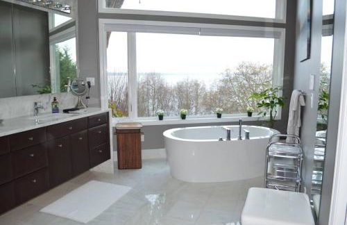 Romantic Spacious Suite with Salish Sea & Mountain Views at Seattle Luxury Estate - Foto 55