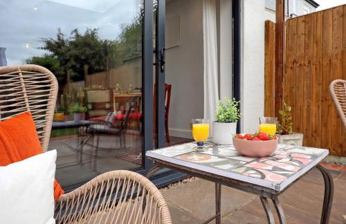 Beautiful 5 bed house, relaxing garden and driveway parking 10 min to the beach - Foto 31