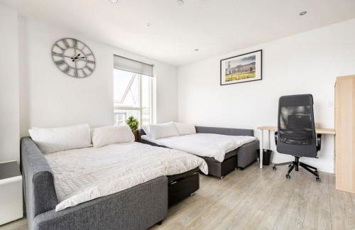 Stylish & Comfortable Top-Floor Flat in Harrow - Photo 3