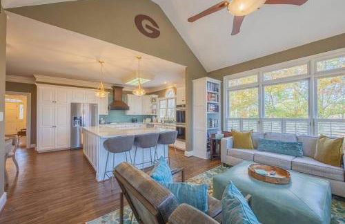 Large Luxury House, King Beds and More, Hot Tub, Theater, Fireplace, Game Room, Ping-pong, Pool Table, Air Hockey, Arcade, River, Big Kitchen, Nice Porch, Quiet, Good for Families and Large Groups, Near UGA Golf Course, Close to UGA & Stanford Stadium - Photo 47