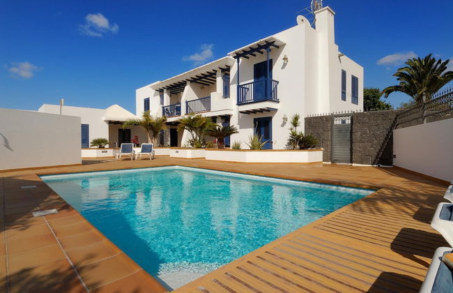 Impeccable 2-bed Apartment No 2 in Playa Blanca - Photo 9