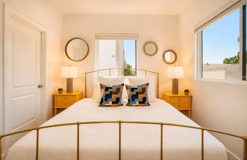 Luxury Townhome with Gated Parking and Private Balcony - Foto 4